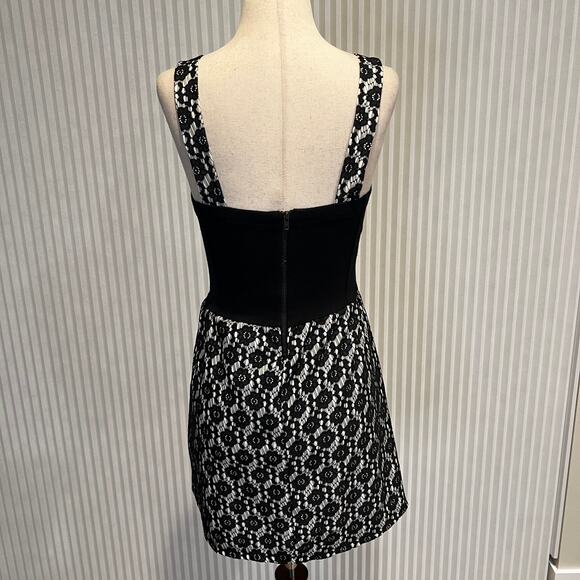 TOPSHOP Women's Sweetheart Neckline Floral Lace Mini Dress Size 2 - Picture 2 of 7